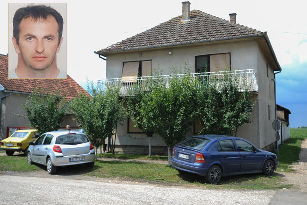 Док су сахрањивали дечака (2), у селу Радичевић догодила се нова трагедија: Детаљи смрти Момира који је страдао покушавајући да УХВАТИ ПАПАГАЈА 